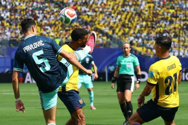 Direkt vor dem 1:0 durch Sané trifft Pavlovic (l) seinen Gegenspieler im Gesicht.