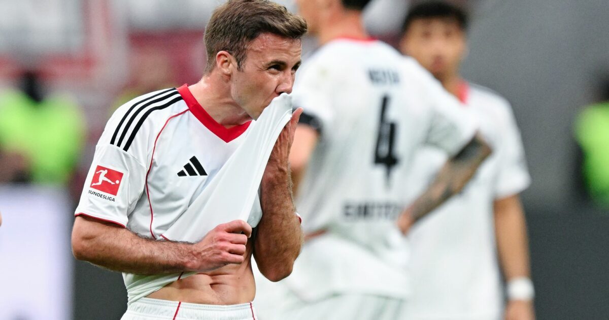 WM-Finaltorschütze Mario Götze zeigte bei Instagram ein mysteriöses Video eines Trikots.