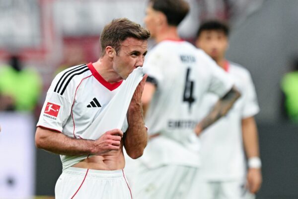 WM-Finaltorschütze Mario Götze zeigte bei Instagram ein mysteriöses Video eines Trikots.