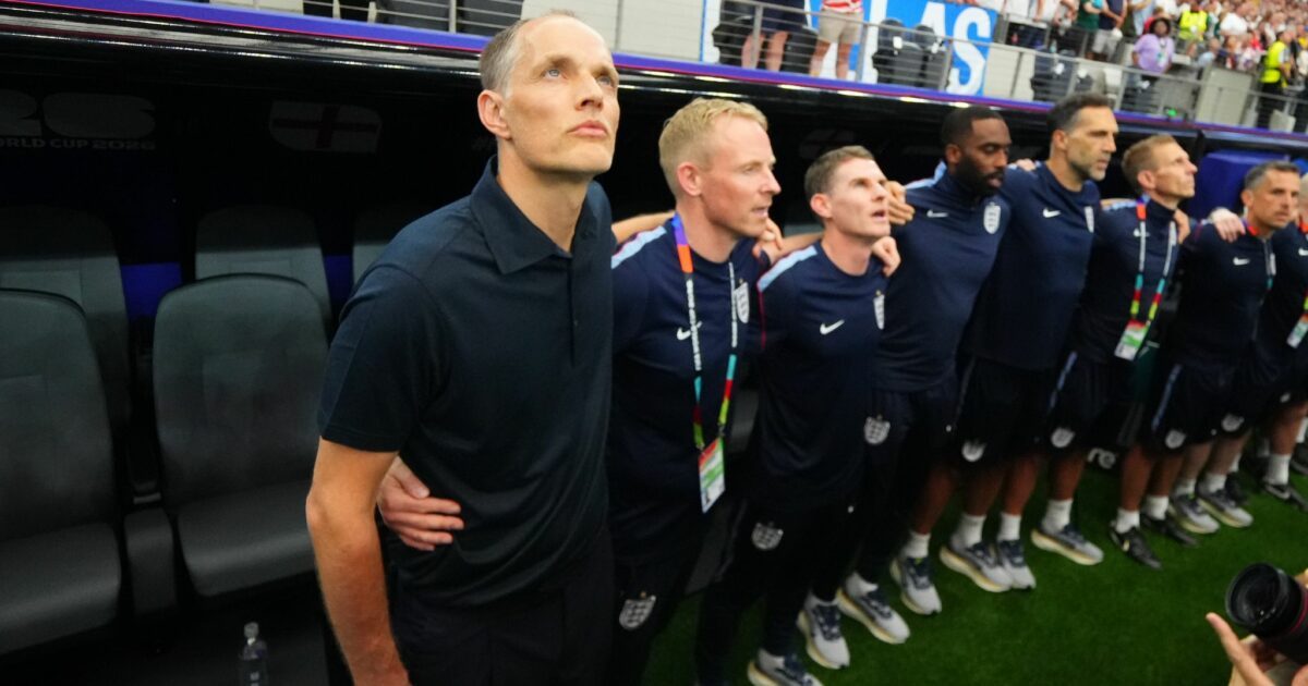 Thomas Tuchel (l) hatte ein Problem beim Abspielen der Nationalhymnen.