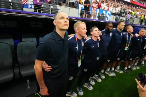 Thomas Tuchel (l) hatte ein Problem beim Abspielen der Nationalhymnen.
