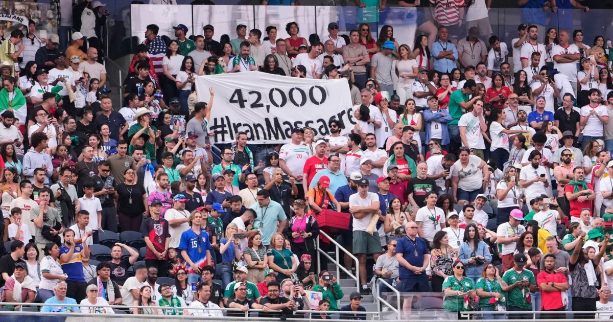 Immer wieder waren während des Iran-Spiels politische Banner im Stadion zu sehen.