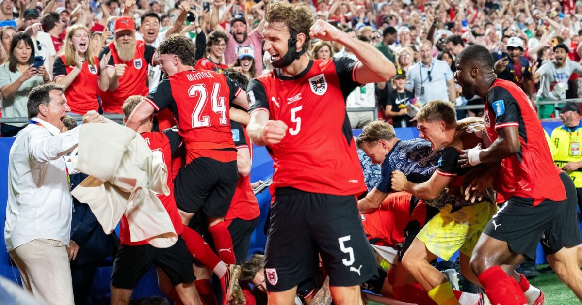 Pure Ekstase: Mit dem 3:3 qualifizierten sich die Österreicher in letzter Minute für das Sechzehntelfinale.