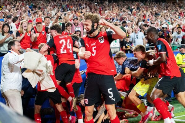Pure Ekstase: Mit dem 3:3 qualifizierten sich die Österreicher in letzter Minute für das Sechzehntelfinale.
