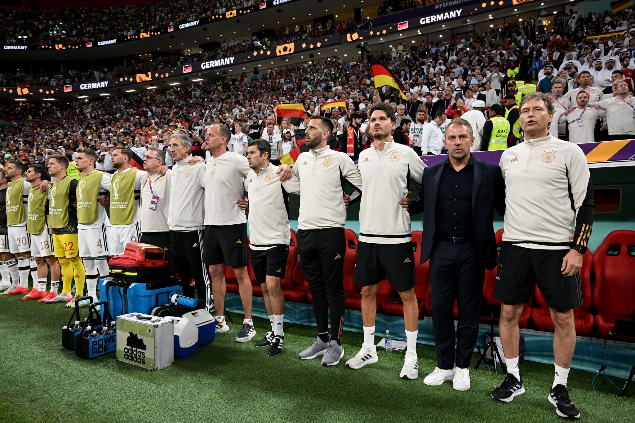 Ein Bild aus der Vergangenheit: Bei der WM 2026 will die FIFA die Ersatzspieler auch auf dem Platz sehen. (Archiv-Foto)