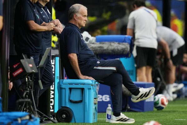 Stammplatz auf der Eisbox: Uruguay Nationaltrainer Marcelo Bielsa beim WM-Spiel gegen Saudi-Arabien.