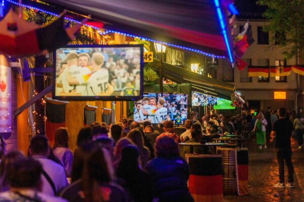 Werden wieder viele Menschen die Spiele in großen Gruppen schauen? (Archivbild)