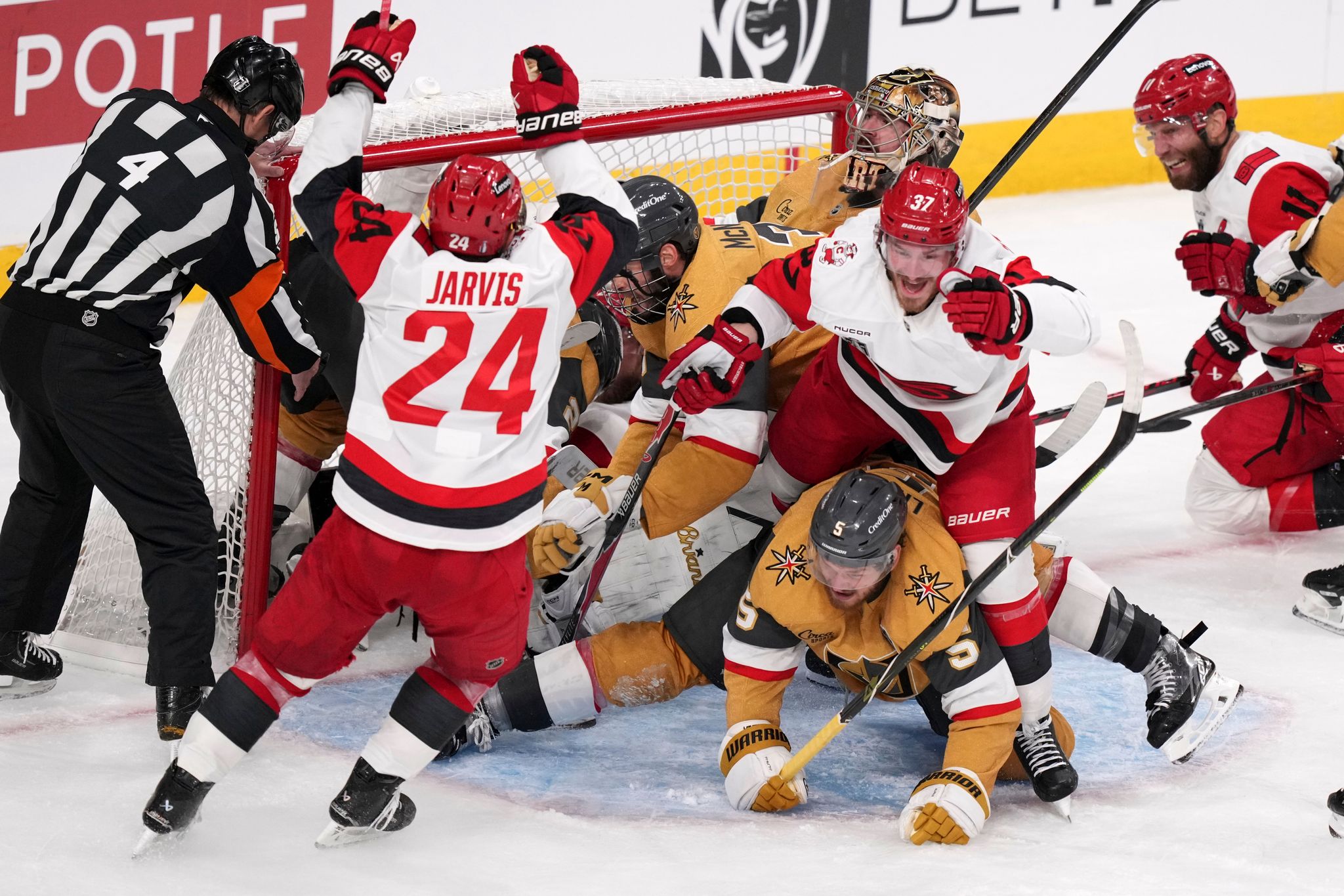 Die Vegas Golden Knights und die Carolina Hurricanes lieferten sich ein wildes drittes NHL-Finale.