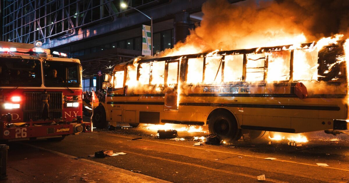 Die Feierlichkeiten in New York schlagen später in Gewalt um.