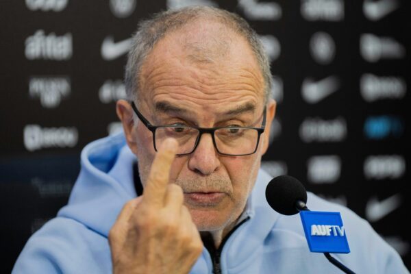 Uruguays Trainer Marcelo Bielsa ist kein Freund der Trinkpausen während der Fußball-WM. (Archivbild)
