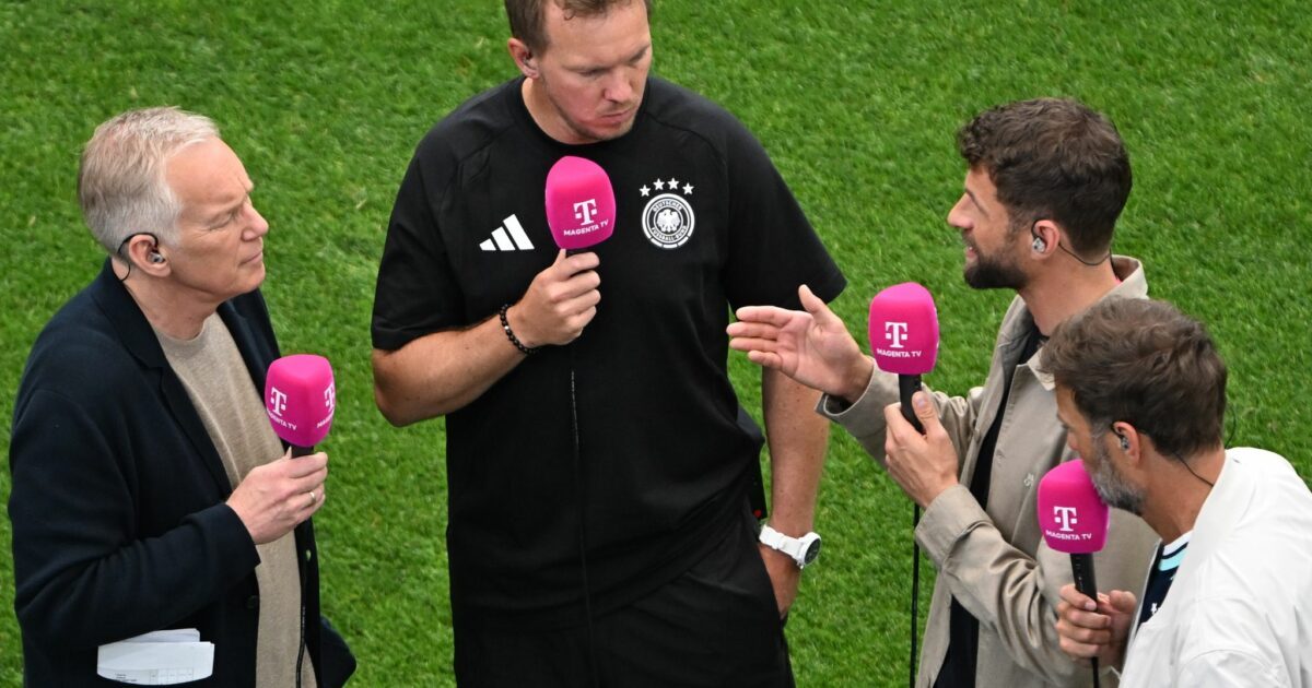Vor dem Abpfiff war der Bundestrainer im schwarzen Adidas-T-Shirt zu sehen.