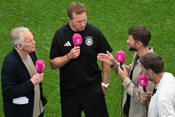 Vor dem Abpfiff war der Bundestrainer im schwarzen Adidas-T-Shirt zu sehen.