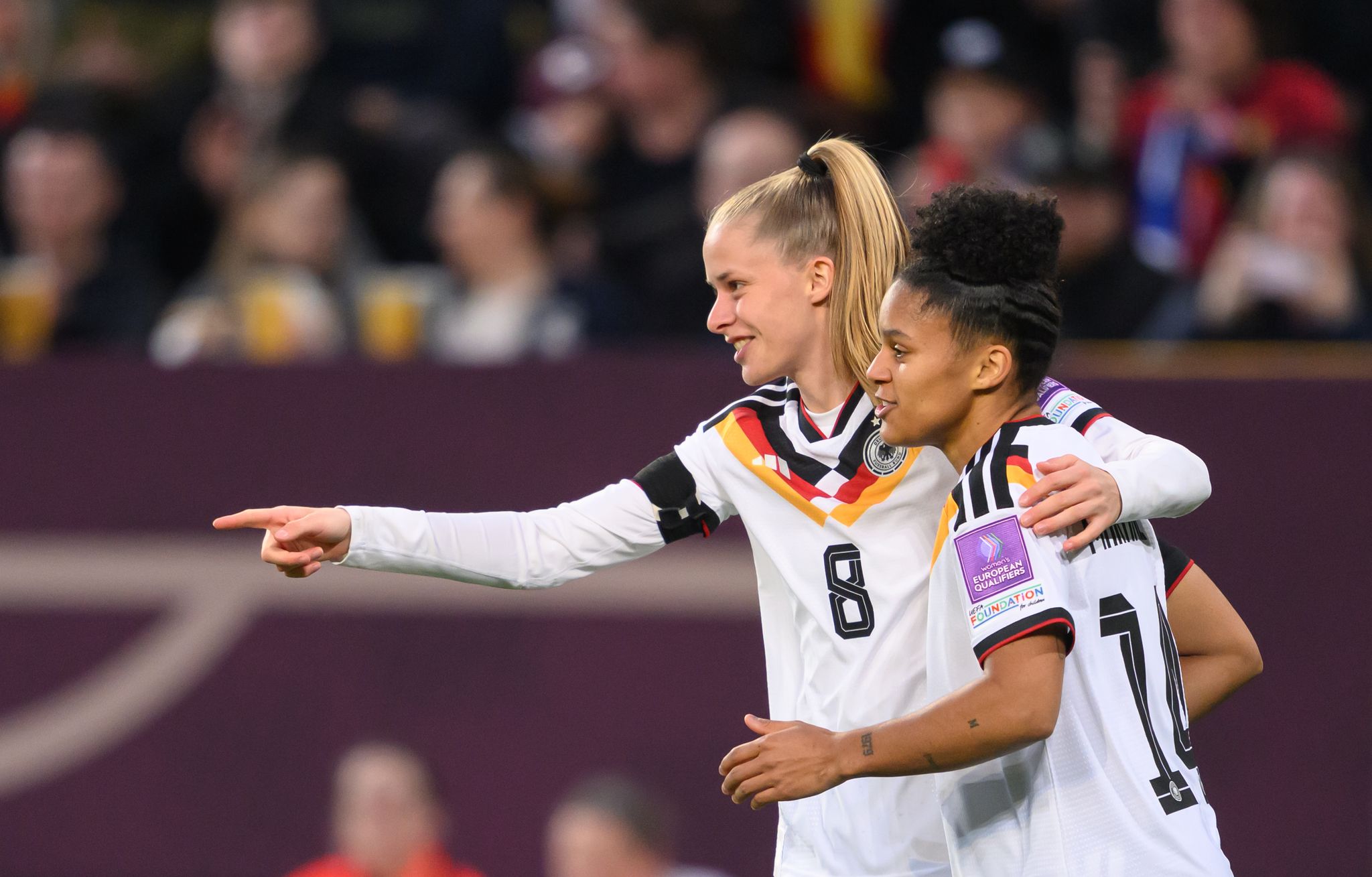 Zwei für die Insel: Vivien Endemann (l) wechselt nach Liverpool