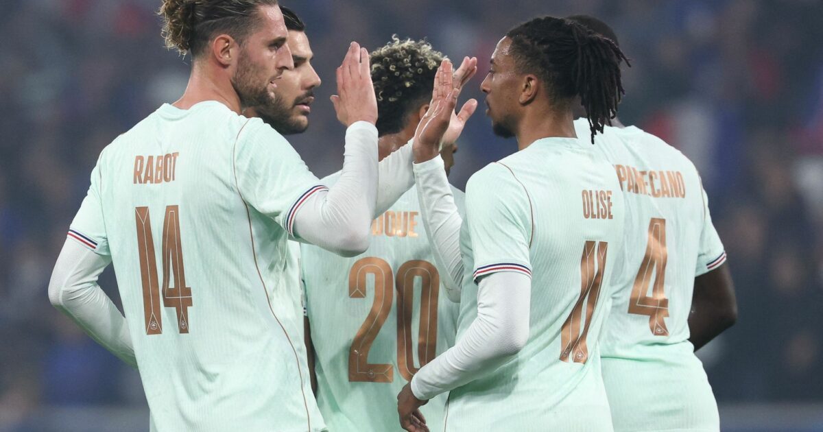 Michael Olise (r) erzielte alle drei Treffer für Frankreich.