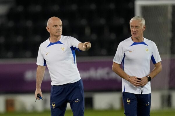 Guy Stéphan (l) steht für Didier Deschamps gegen Norwegen an der Seitenlinie. (Archivbild)