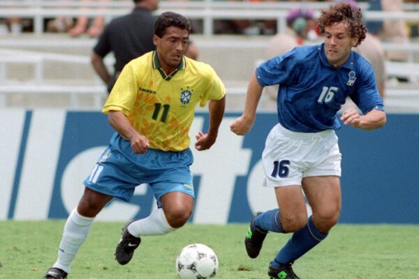 Zweikampf im WM-Finale 1994: Brasiliens Stürmer Romario (l) gegen Italiens Roberto Donadoni. (Archivbild)