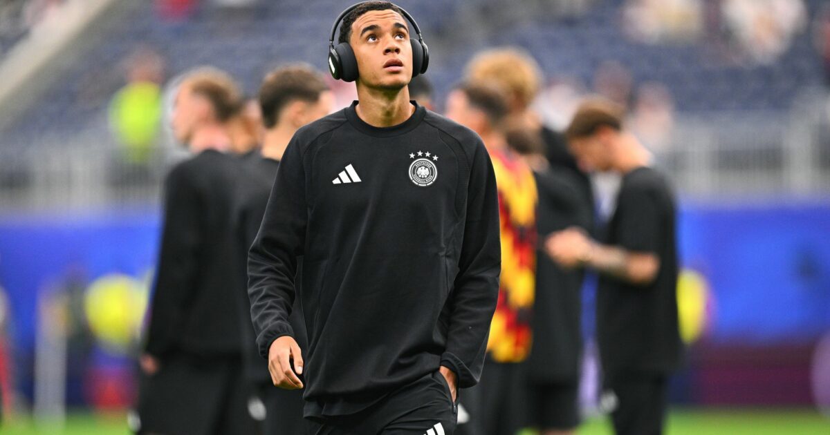 Jamal Musiala musste seine Kopfhörer mit weißem Tape abkleben. (Archivbild)