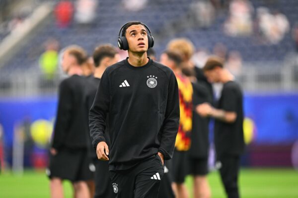Jamal Musiala musste seine Kopfhörer mit weißem Tape abkleben. (Archivbild)