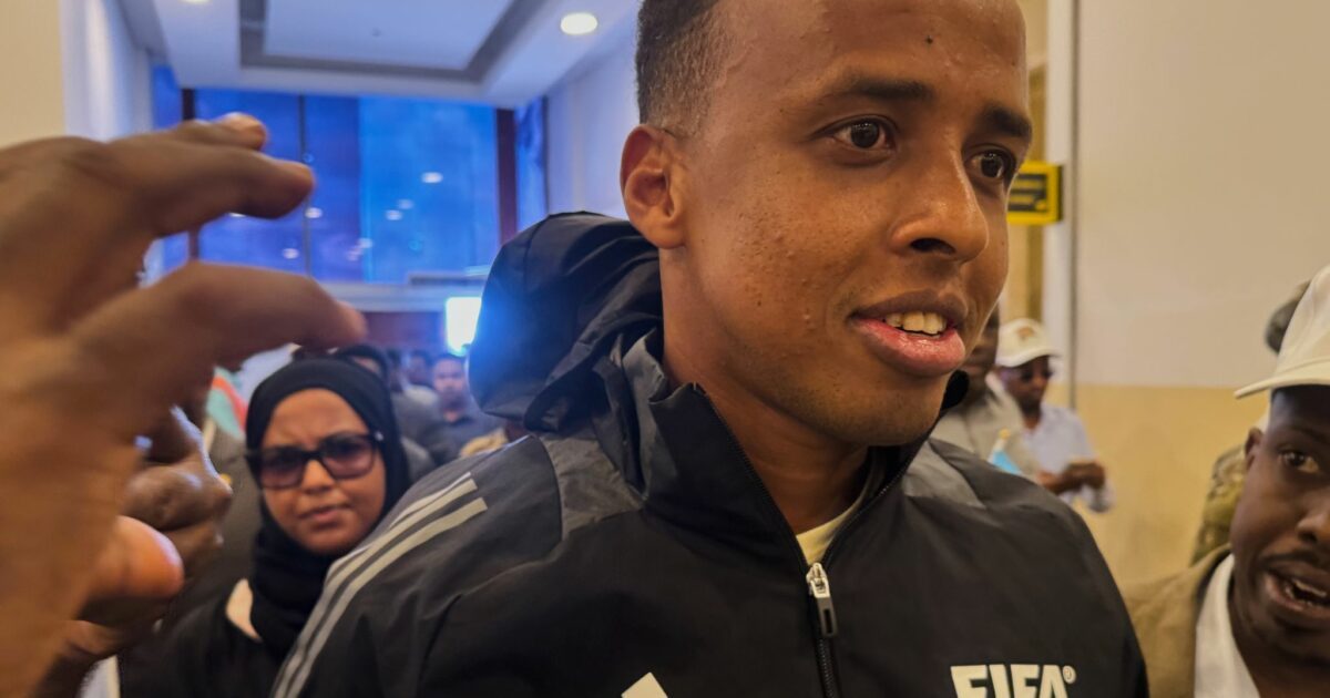 Bei seiner Rückkehr nach Somalia wurde Referee Omar Artan gefeiert.
