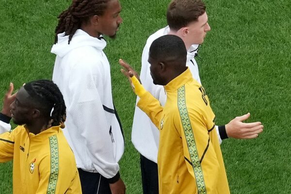 Ghanas Thomas Partey(rechts) nach der Hymne neben Englands Djed Spence.