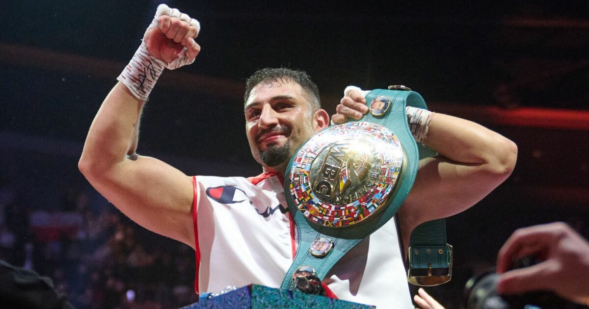 Schwergewichtsboxer Agit Kabayel strahlt als Weltmeister. (Archivbild)