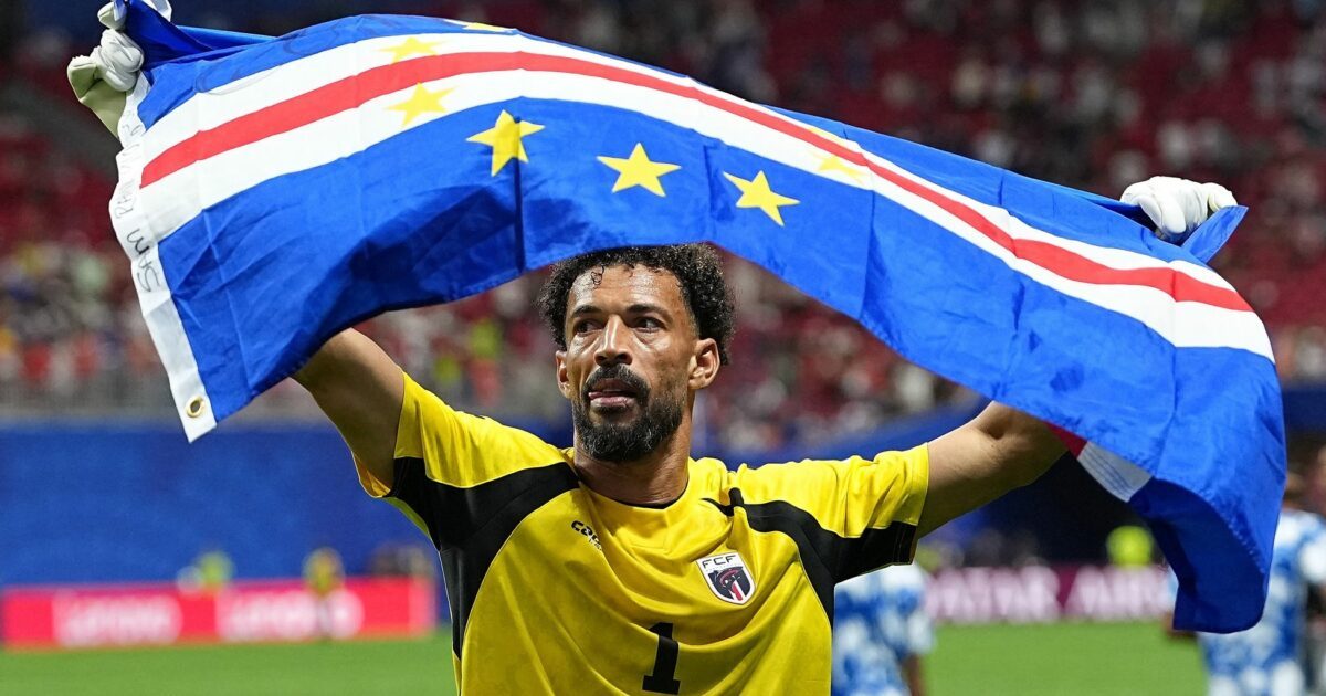 Vozinha feiert mit der Flagge von Kap Verde.