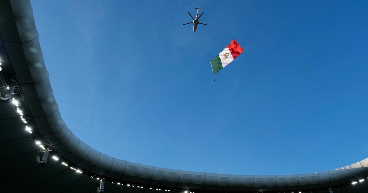 Über dem Stadion fliegt ein Hubschrauber.