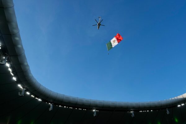 Über dem Stadion fliegt ein Hubschrauber.