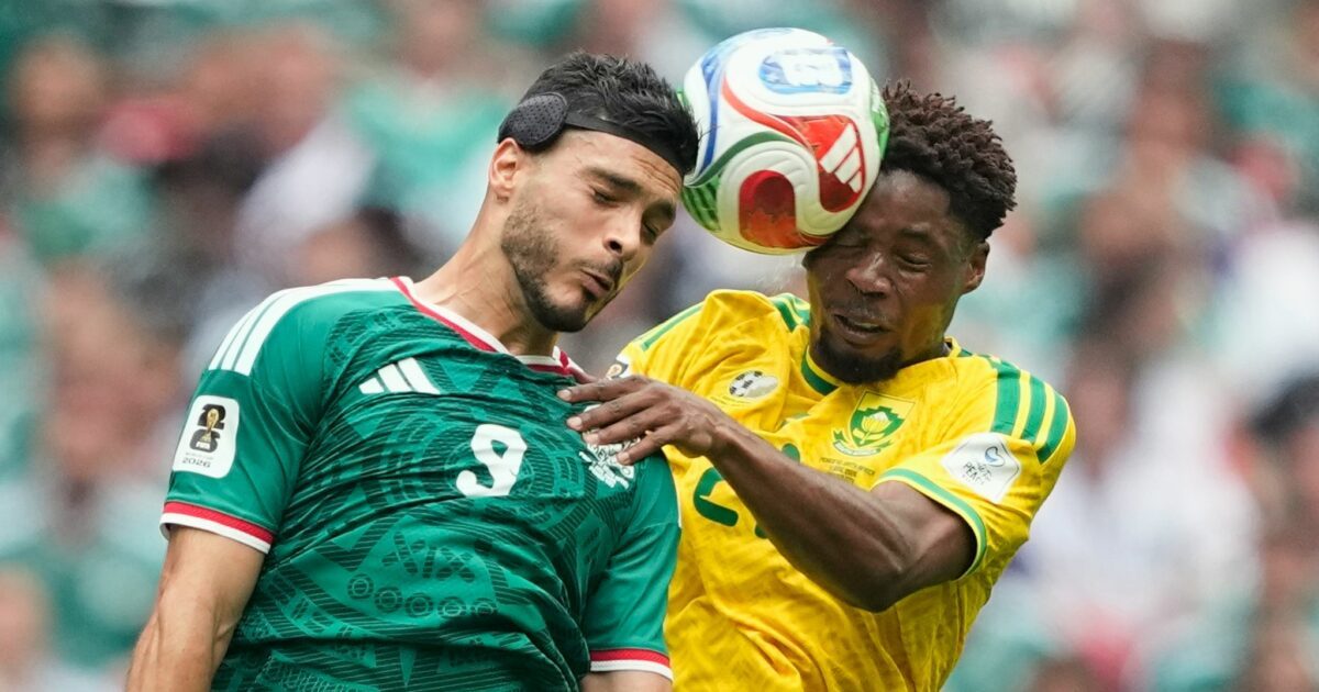 Raúl Jiménez (links) trägt seit einer schweren Kopfverletzung ein Schutzband - Kopfballtore erzielt er weiterhin.