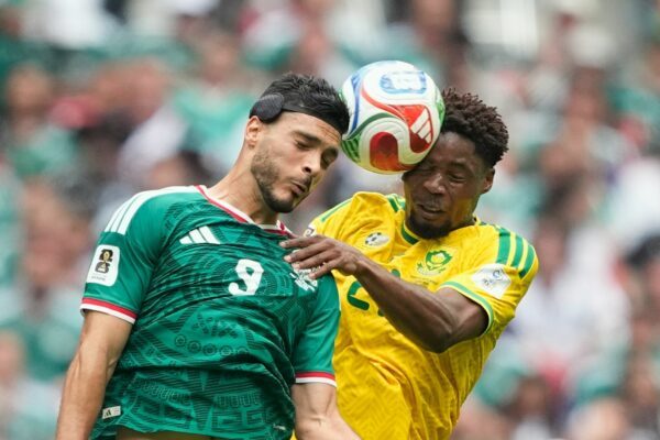 Raúl Jiménez (links) trägt seit einer schweren Kopfverletzung ein Schutzband - Kopfballtore erzielt er weiterhin.