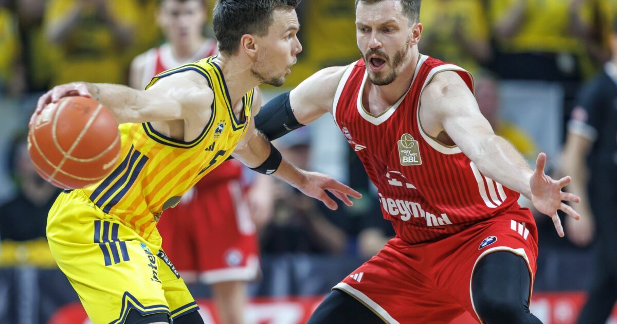 Alba-Spielmacher Martin Hermannsson im Duell mit Bayern-Scharfschütze Andreas Obst.