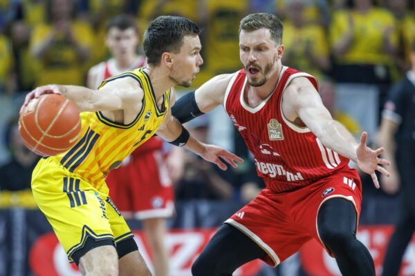 Alba-Spielmacher Martin Hermannsson im Duell mit Bayern-Scharfschütze Andreas Obst.