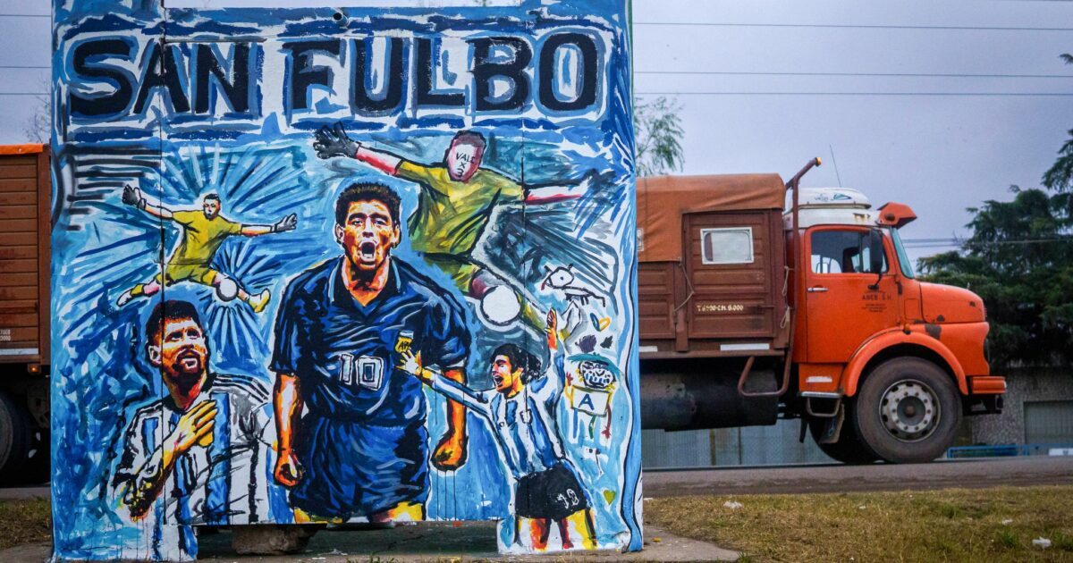 Kunst zur WM: Eine Hommage an die argentinische Fußballkultur ziert eine Bushaltestelle.