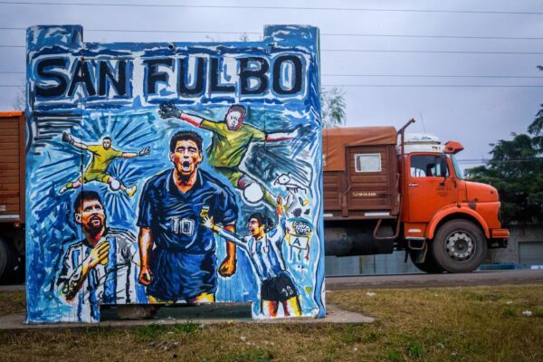 Kunst zur WM: Eine Hommage an die argentinische Fußballkultur ziert eine Bushaltestelle.