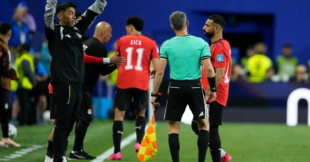 Mohamed Salah (rechts) ging nach gut einer Stunde vom Feld.