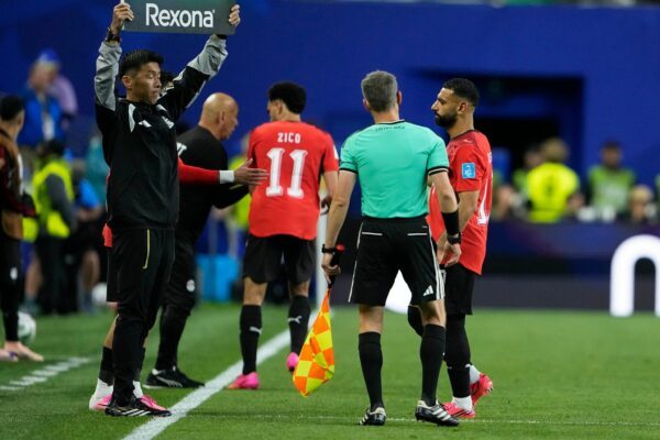 Mohamed Salah (rechts) ging nach gut einer Stunde vom Feld.