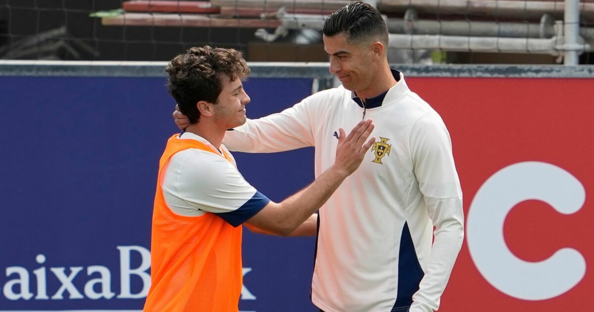 Spielen gemeinsam für Portugal: Joao Neves und Cristiano Ronaldo (r).
