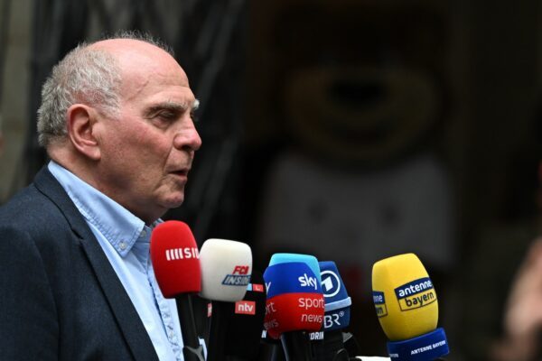 Uli Hoeneß lobt den Bundestrainer für eine Personalentscheidung. (Archivbild)