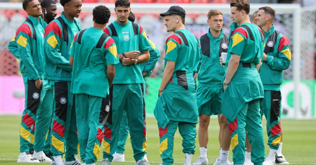 Die deutschen Spieler auf dem Stadionrasen nach der Ankunft.
