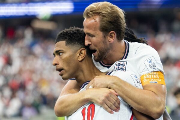 Werden von der internationalen Presse nach Englands WM-Sieg gegen Kroatien gefeiert: Harry Kane (r) und Jude Bellingham