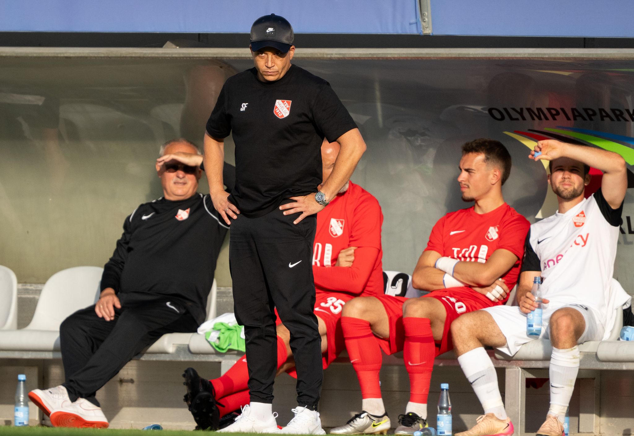 Havelse und Trainer Samir Ferchichi (2.v.l) könnten nun doch im Profifußball bleiben. (Archivbild)