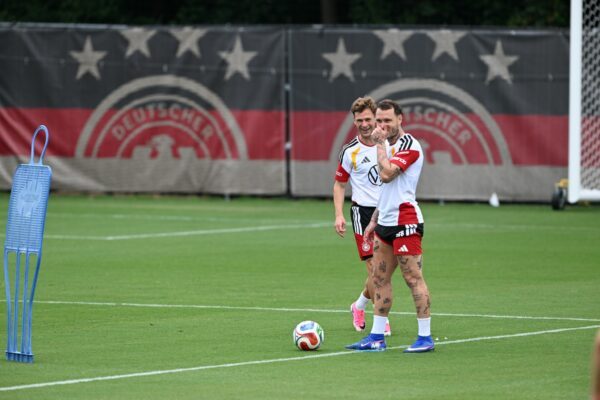Joshua Kimmich und David Raum sorgen für Spaß im DFB-Camp.