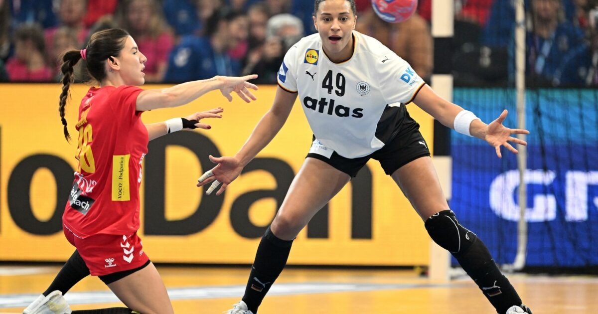 Nationalspielerin Aimée von Pereira (r) hört mit dem Handball auf. (Archivbild)