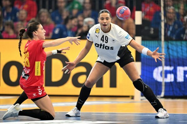 Nationalspielerin Aimée von Pereira (r) hört mit dem Handball auf. (Archivbild)