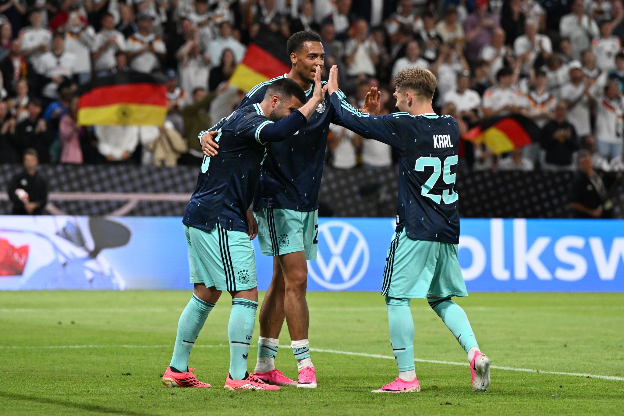 Viele Nationalspieler trugen beim Sieg gegen Finnland pinke Schuhe.