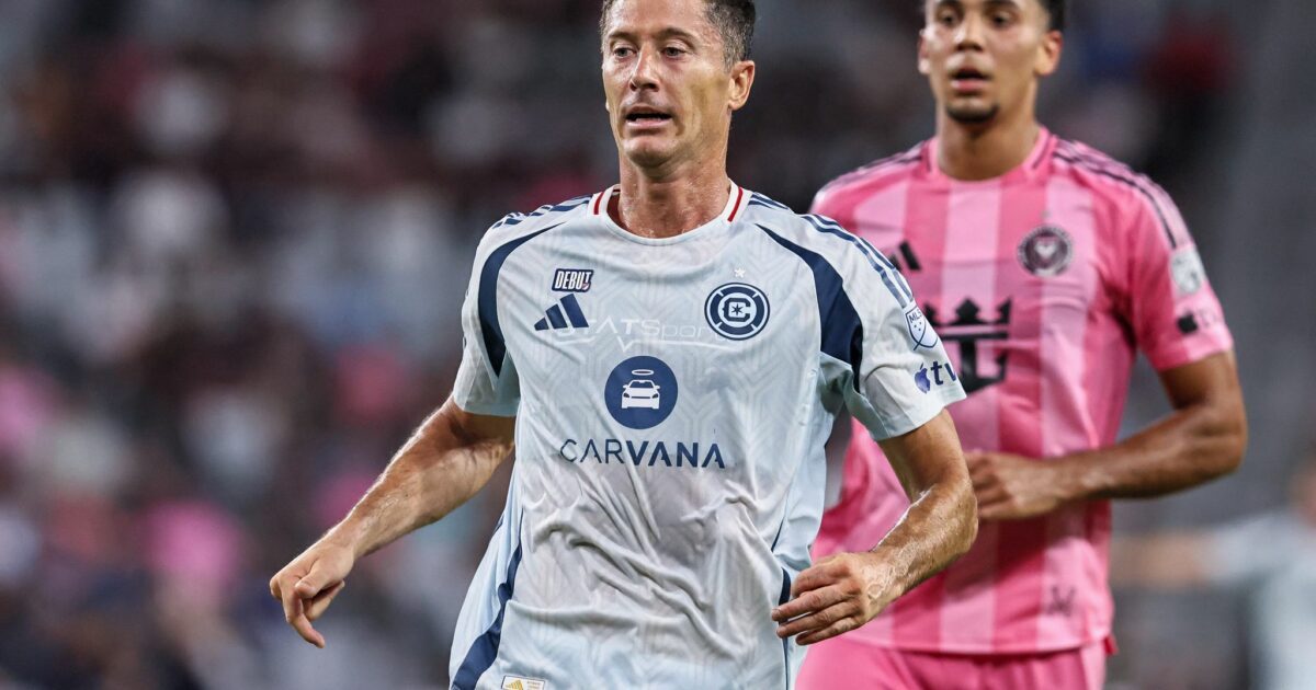 Robert Lewandowski (l) hat sein Debüt in der MLS mit Chicago Fire verloren.