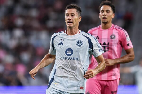 Robert Lewandowski (l) hat sein Debüt in der MLS mit Chicago Fire verloren.