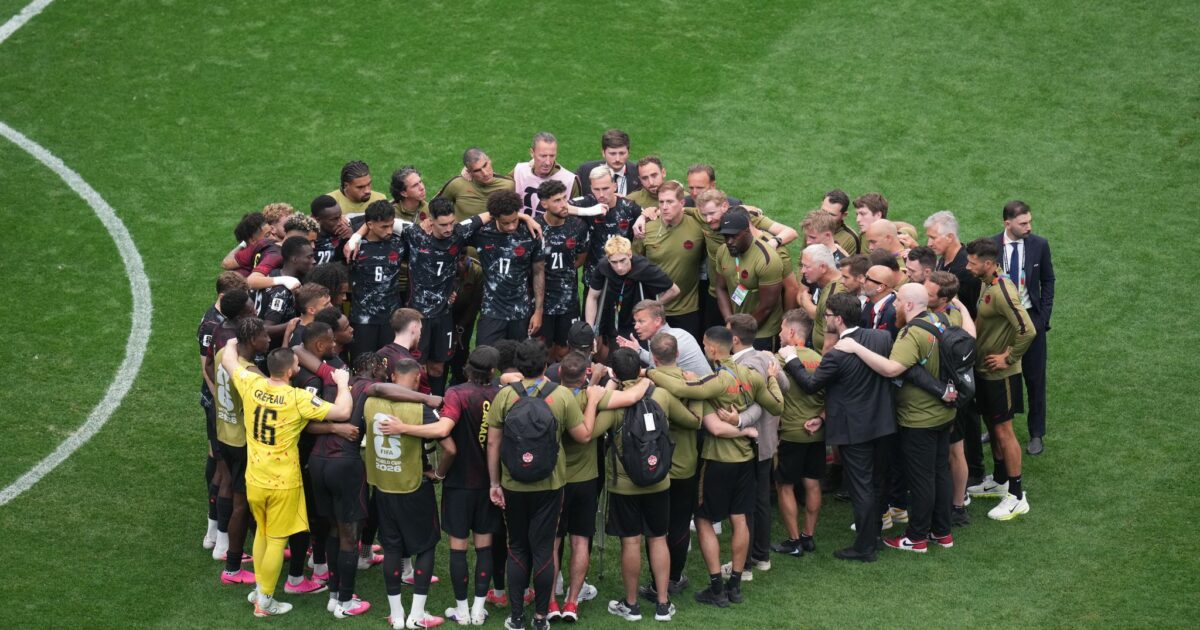 Trainer Jesse Marsch versammelte seine Spieler auf dem Rasen.