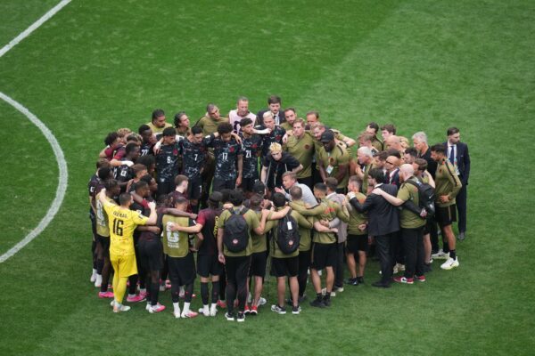 Trainer Jesse Marsch versammelte seine Spieler auf dem Rasen.