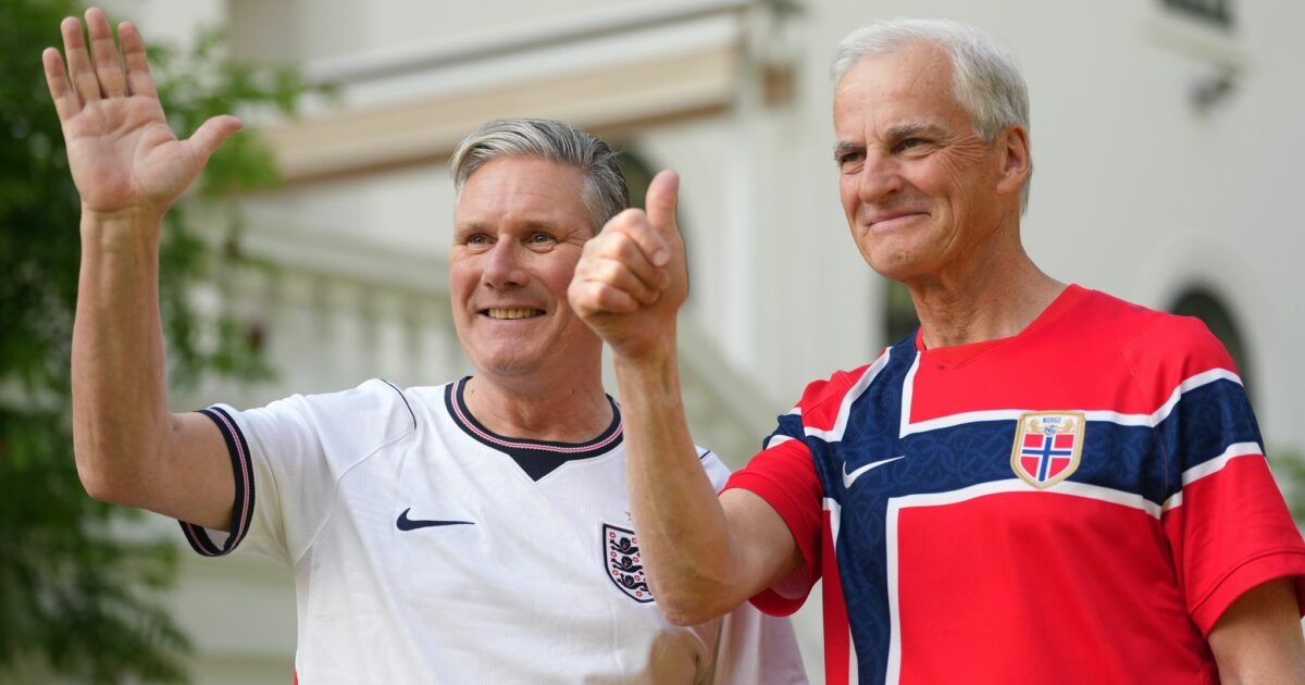Der britische Premier Keir Starmer (l) hat für den Fall eines Finalsiegs der Engländer Hoffnungen auf einen extra Feiertag gemacht. (Archivfoto)